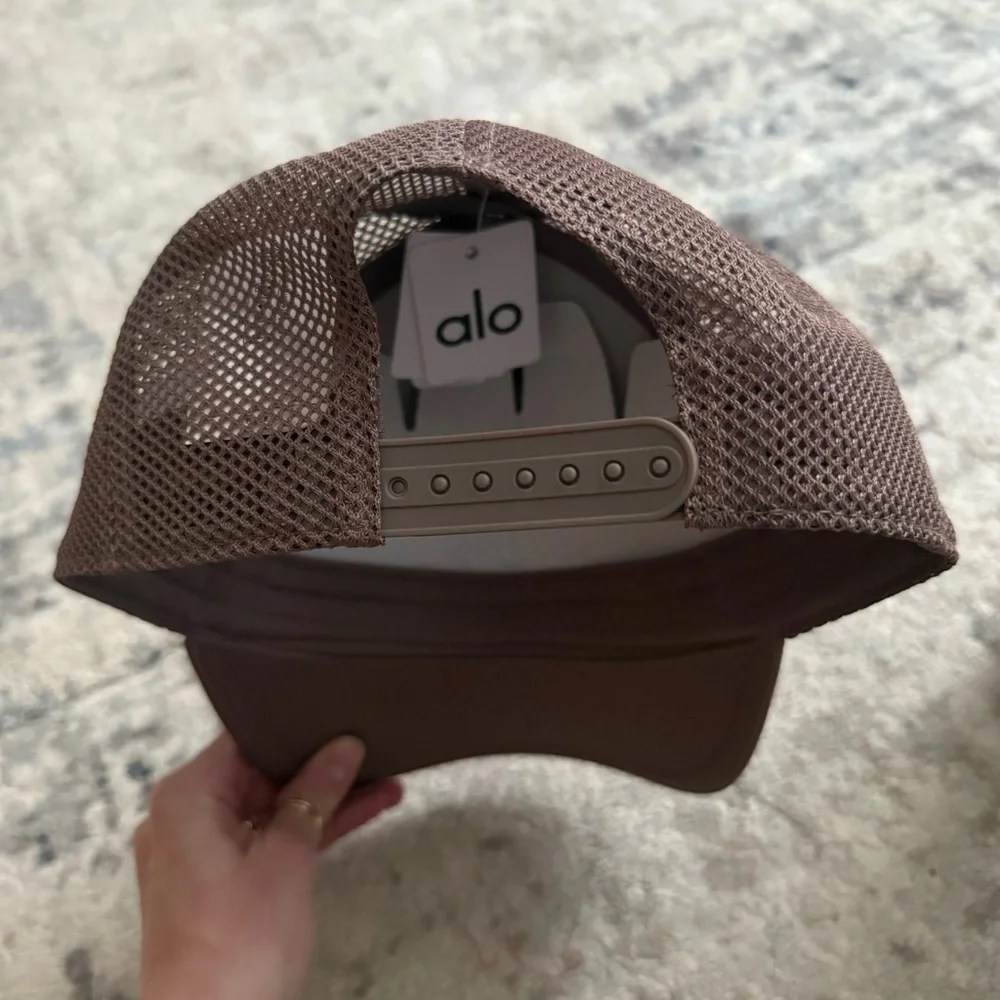 NWT ALO YOGA District Trucker Hat Mushroom